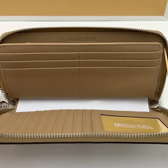 MICHAEL KORS LARGE TRAVEL CONTINENTAL WRISTLET WALLET CAMEL COLOR - Picture 8 of 16